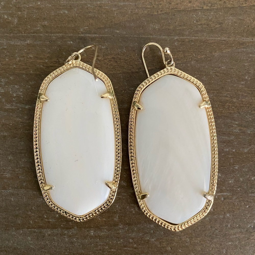 Elle Gold Drop Earrings In White Pearl
